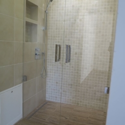 Kabina prysznicowa ze szklanymi drzwiami